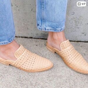 Freda Salvador Keen Mule in In Nude Woven Cald size 5.5